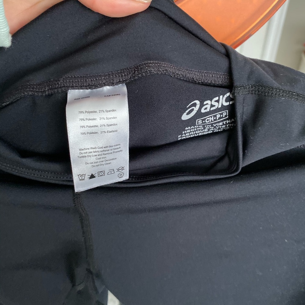 ASICS Capri leggings (I’m 5’4 right above ankle) - Picture 2 of 6